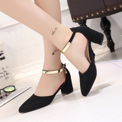 Ψηλοτάκουνα γυναικεία παπούτσια με γυαλιστερή ιμάντα στο αστραγάλο