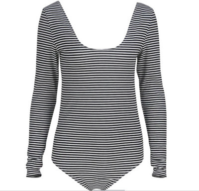 Κομψό γυναικείο ολόσωμο με μια ενδιαφέρουσα κορδέλα στο πίσω μέρος και ένα μακρύ ριγέ μανίκι