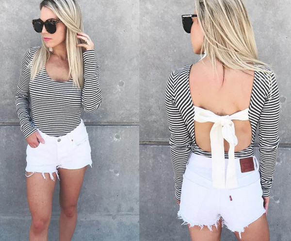 Κομψό  γυναικείο ολόσωμο με μια ενδιαφέρουσα κορδέλα στο πίσω μέρος και ένα μακρύ ριγέ μανίκι