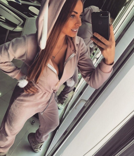 Πολύ άνετη γυναικεία σπορ φόρμα που αποτελείται από δύο μέρη με ενδιαφέροντα αυτιά κουνελιών στην κουκούλα