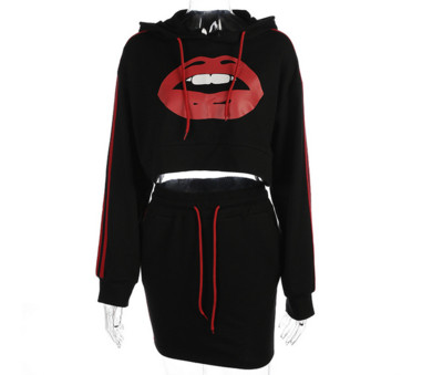 Μοντέρνο και κομψό γυναικείο σετ από δύο κομμάτια που διαθέτει κομψή κοντή μπλούζα με κουκούλα και εκτύπωση και σέξι σύντομη φού