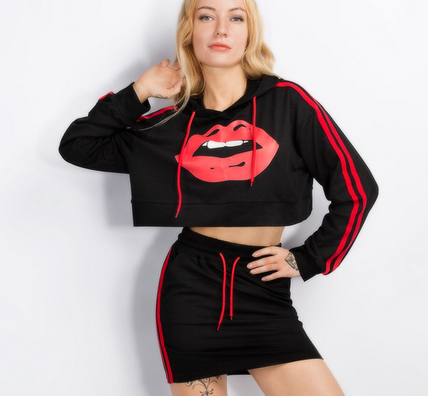 Μοντέρνο και κομψό γυναικείο σετ από δύο κομμάτια που διαθέτει κομψή κοντή μπλούζα με κουκούλα και εκτύπωση και σέξι σύντομη φού