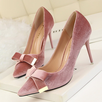 Πολύ κομψά και όμορφα γυναικεία παπούτσια με ψηλά τακολυνια και μοναδική κορδέλα