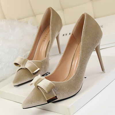 Πολύ κομψά και όμορφα γυναικεία παπούτσια με ψηλά τακολυνια και μοναδική κορδέλα