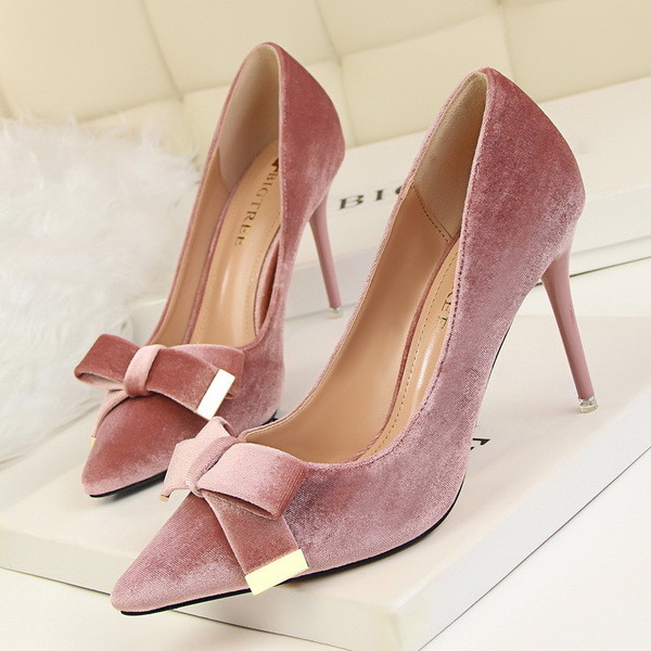 Πολύ κομψά και όμορφα γυναικεία παπούτσια με ψηλά τακολυνια και μοναδική κορδέλα