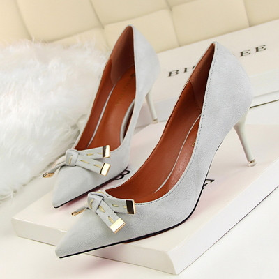 Εντυπωσιακά γυναικεία παπούτσια με ψηλά τακούνια κια με ενδιαφέροντες δεσμούς