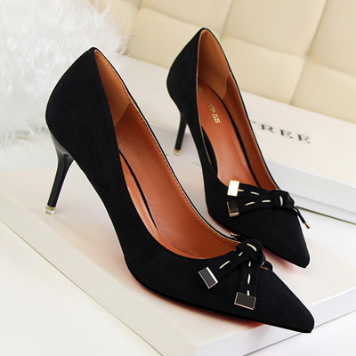 Εντυπωσιακά γυναικεία παπούτσια με ψηλά τακούνια κια με ενδιαφέροντες δεσμούς