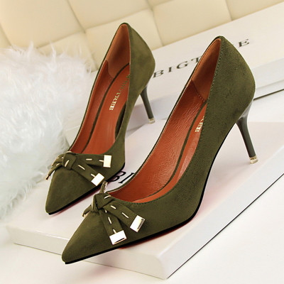 Εντυπωσιακά γυναικεία παπούτσια με ψηλά τακούνια κια με ενδιαφέροντες δεσμούς