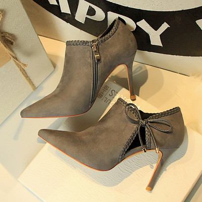 Κλειστά γυναικεία παπούτσια με ψηλά τακούνιια και  με μια ενδιαφέρουσα σύνδεση από έξω