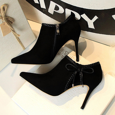 Κλειστά γυναικεία παπούτσια με ψηλά τακούνιια και  με μια ενδιαφέρουσα σύνδεση από έξω