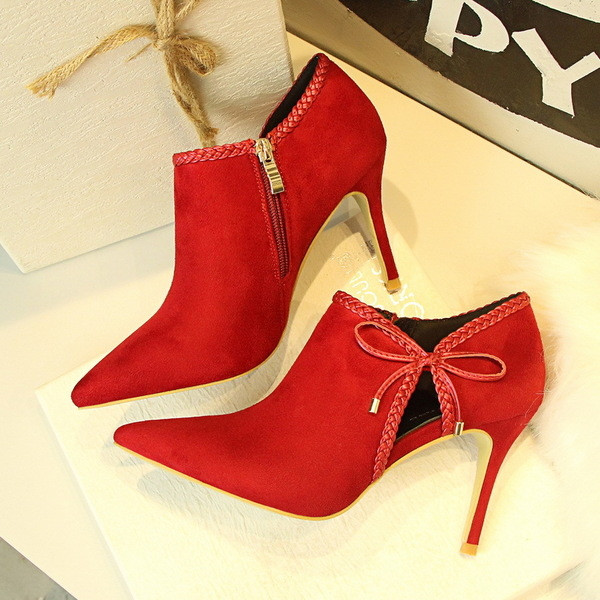 Κλειστά γυναικεία παπούτσια με ψηλά τακούνιια και  με μια ενδιαφέρουσα σύνδεση από έξω