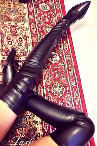 Дълги дамски ботуши с заострен връх и дебел ток