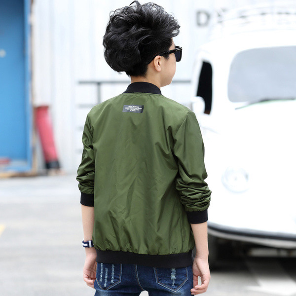 Μοντέρνο μπουφάν γιααγόρια με απλό σχεδιασμό σε δύο χρώματα