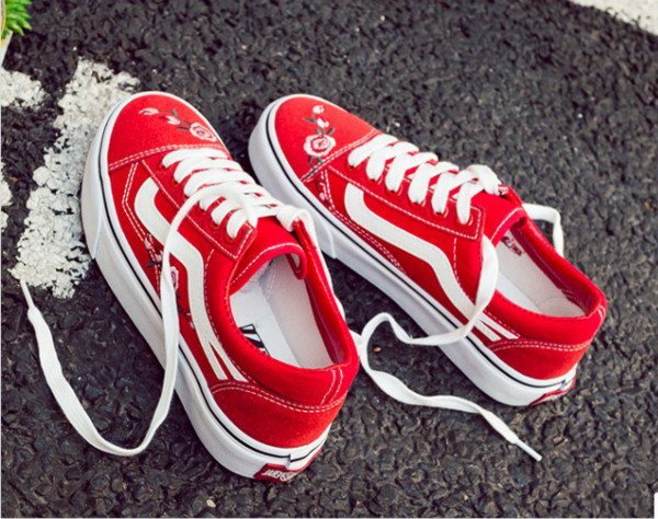 Ежедневни дамски гумени кецове с равна подметка и връзки - 3 модела