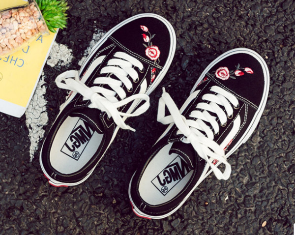 Ежедневни дамски гумени кецове с равна подметка и връзки - 3 модела