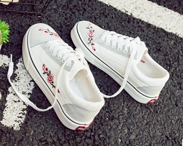 Ежедневни дамски гумени кецове с равна подметка и връзки - 3 модела