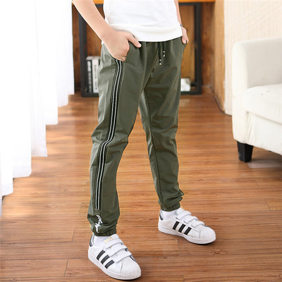 Δύο χρωματιστές αθλητικές μπότες για αγόρια