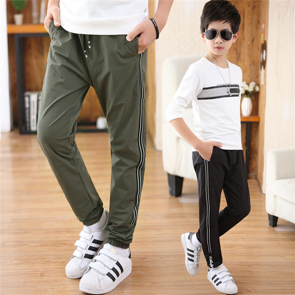 Δύο χρωματιστές αθλητικές μπότες για αγόρια