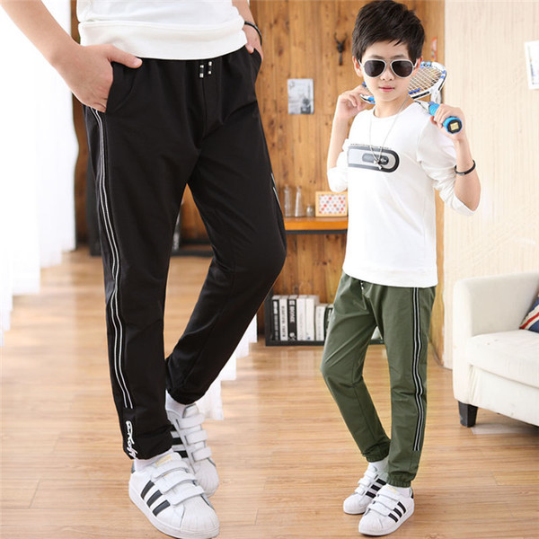 Δύο χρωματιστές αθλητικές μπότες για αγόρια