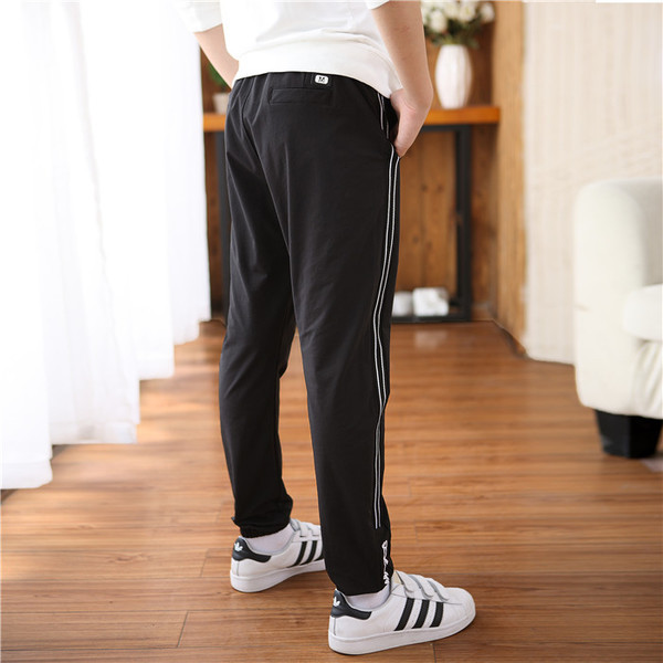 Δύο χρωματιστές αθλητικές μπότες για αγόρια