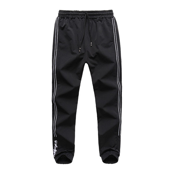 Δύο χρωματιστές αθλητικές μπότες για αγόρια