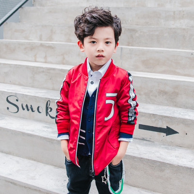 Κομψό και μακρύ παιδικό μπουφάν για αγόρια σε κόκκινο, μαύρο και πράσινο χρώμα