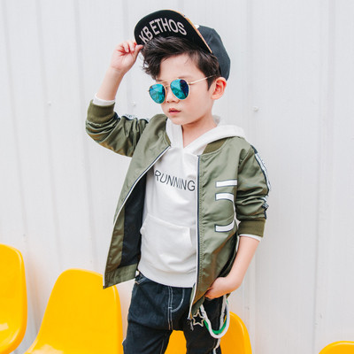 Κομψό και μακρύ παιδικό μπουφάν για αγόρια σε κόκκινο, μαύρο και πράσινο χρώμα