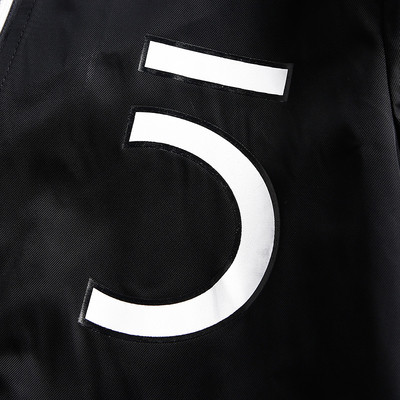 Κομψό και μακρύ παιδικό μπουφάν για αγόρια σε κόκκινο, μαύρο και πράσινο χρώμα