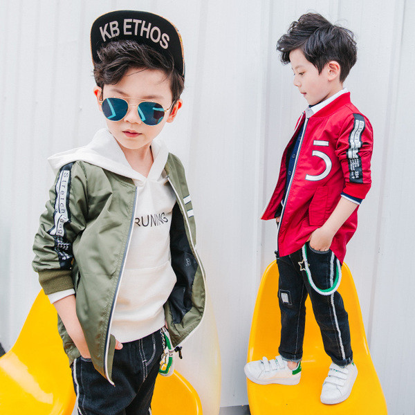 Κομψό και μακρύ παιδικό μπουφάν για αγόρια σε κόκκινο, μαύρο και πράσινο χρώμα