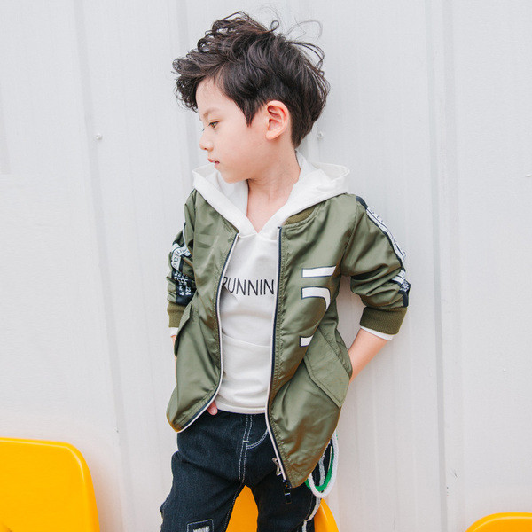 Κομψό και μακρύ παιδικό μπουφάν για αγόρια σε κόκκινο, μαύρο και πράσινο χρώμα