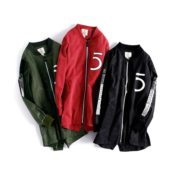 Κομψό και μακρύ παιδικό μπουφάν για αγόρια σε κόκκινο, μαύρο και πράσινο χρώμα