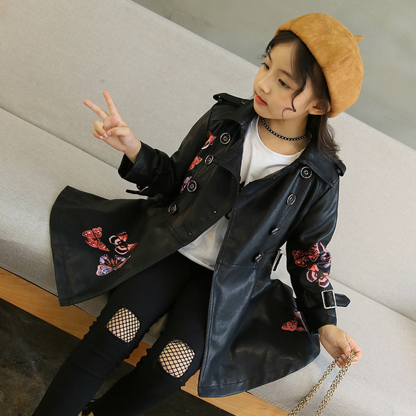 Κομψό δερμάτινο παλτό για κορίτσια σε μαύρο χρώμα με φυτικό κέντημα