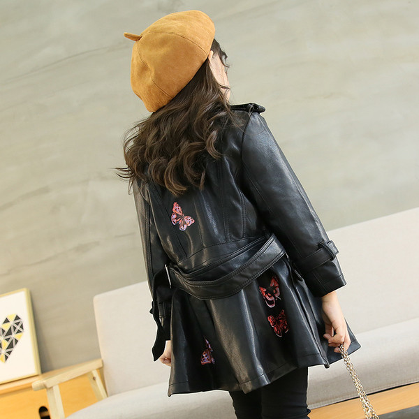 Κομψό δερμάτινο παλτό για κορίτσια σε μαύρο χρώμα με φυτικό κέντημα