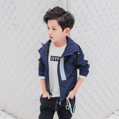 Όμορφο μπουφάν με κουκούλα σε κόκκινο και μαύρο χρώμα