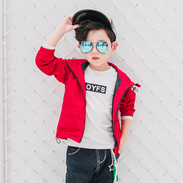 Όμορφο μπουφάν με κουκούλα σε κόκκινο και μαύρο χρώμα