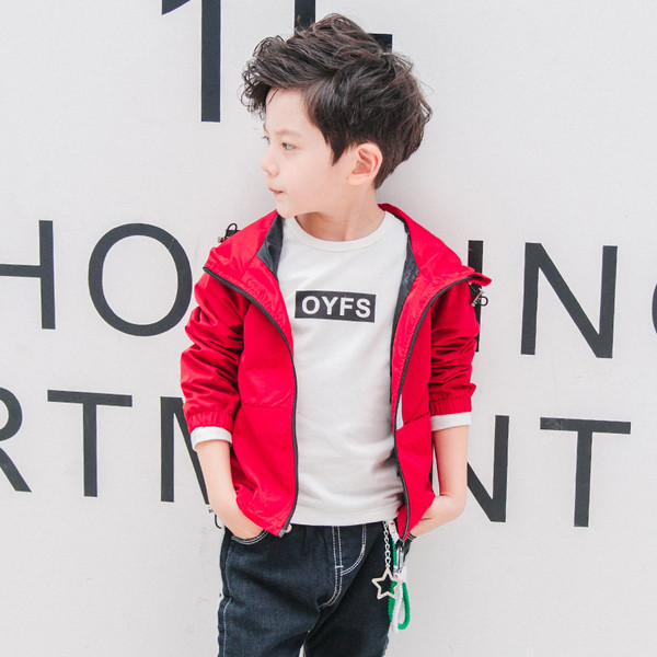 Όμορφο μπουφάν με κουκούλα σε κόκκινο και μαύρο χρώμα