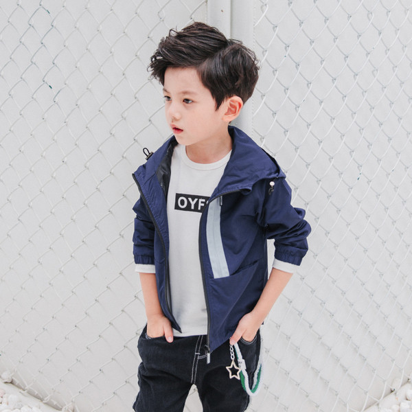 Όμορφο μπουφάν με κουκούλα σε κόκκινο και μαύρο χρώμα