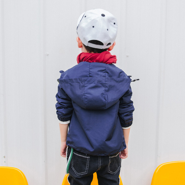 Όμορφο μπουφάν με κουκούλα σε κόκκινο και μαύρο χρώμα