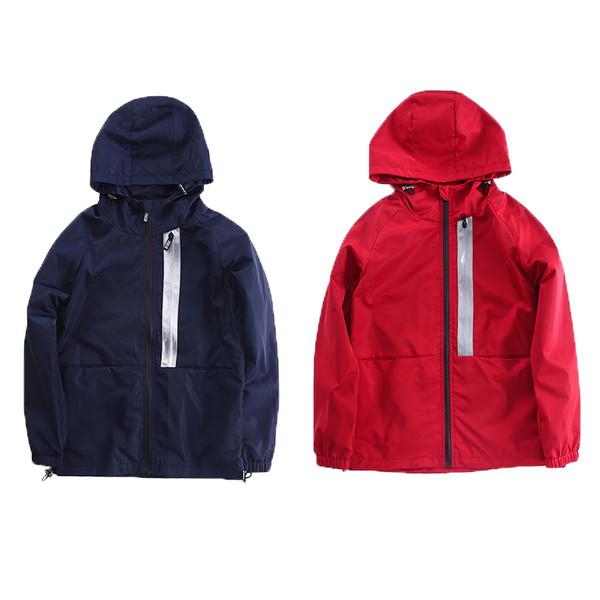 Όμορφο μπουφάν με κουκούλα σε κόκκινο και μαύρο χρώμα