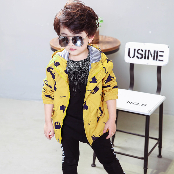 Παιδικό μπουφάν για το φθινοπώρο για αγόρια με εικόνες και κουκούλα σε μπλε και κίτρινο