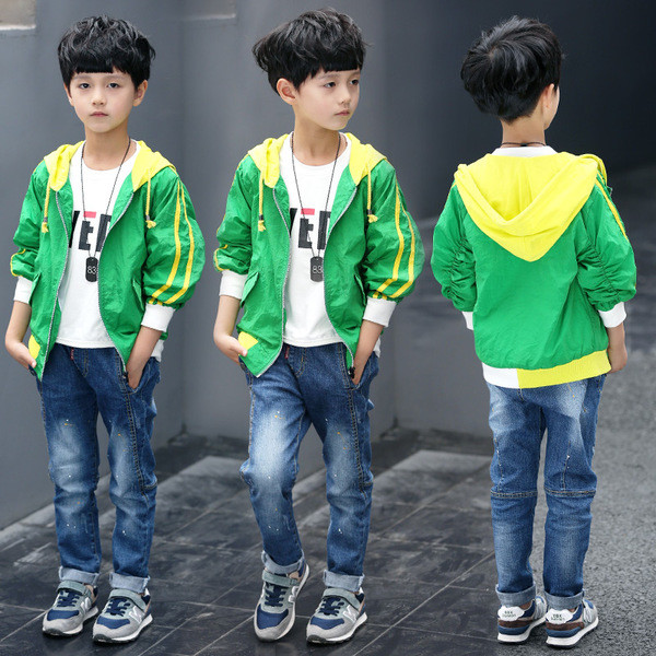 Αθλητικό μποφάν σε τρία χρώματα με κουκούλα κατάλληλο για τη καθημερινή ζωή