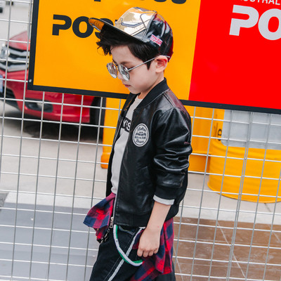 Κομψό δερμάτινο μπουφάν για αγόρια σε μαύρο χρώμα και μπορντό, με εφαρμογές