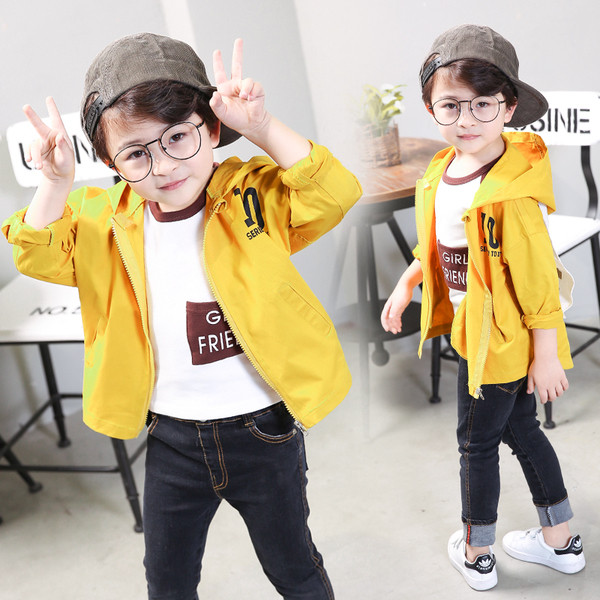 Παιδικό αθλητικό μπουφάν για αγόρια με κοκούλα σε κίτρινο χρώμα