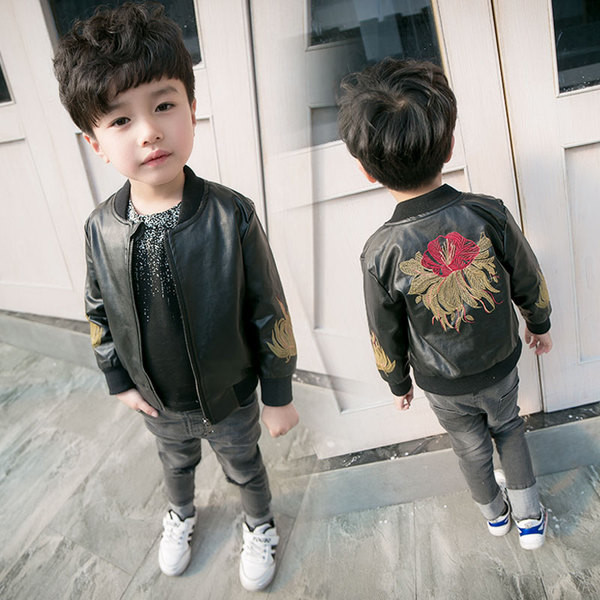 Παιδικό μαύρο δερμάτινο μπουφάν με κεντήματα στο πίσω μέρος