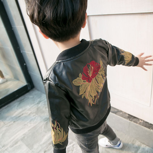 Παιδικό μαύρο δερμάτινο μπουφάν με κεντήματα στο πίσω μέρος