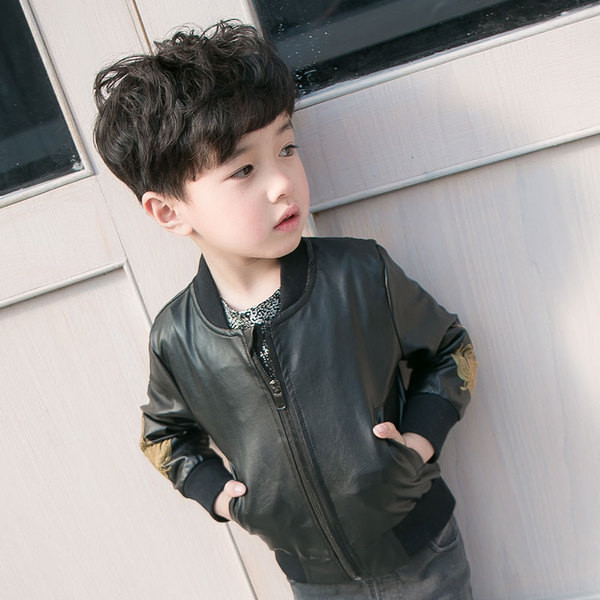 Παιδικό μαύρο δερμάτινο μπουφάν με κεντήματα στο πίσω μέρος