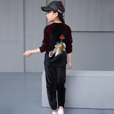 Παιδική φόρμα για κορίτσια με κέντημα στην πλάτη σε δύο χρώματα