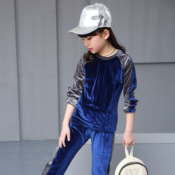 Παιδική φόρμα για  κορίτσια με κέντημα στην πλάτη σε δύο χρώματα