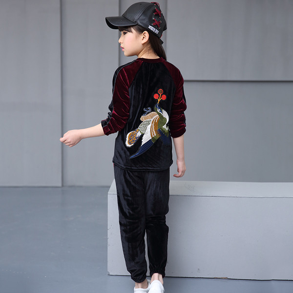 Παιδική φόρμα για  κορίτσια με κέντημα στην πλάτη σε δύο χρώματα