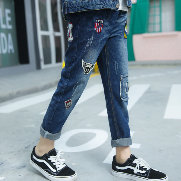 Κομψά παιδικά τζιν για αγόρια - ραγισμένα και με εφαρμογές